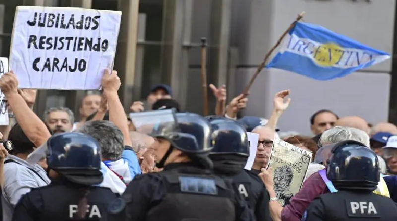 Centrales sindicales marchan junto a jubilados argentinos en rechazo a Milei