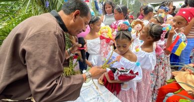 Celebran el Bautizo de Muñecas de Trapo y Piñatas de Tapara en El Consejo