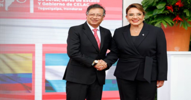 Petro critica trato inhumano hacia los migrantes que llevan a El Salvador