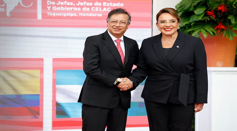 Petro critica trato inhumano hacia los migrantes que llevan a El Salvador