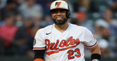 Venezolano Robinson Chirinos hace historia al dirigir en Grandes Ligas