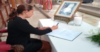 Embajadora de Venezuela en Suriname firma Libro de Condolencias por papa Francisco