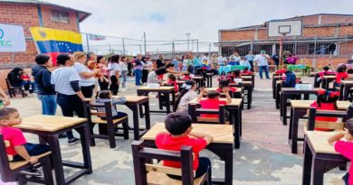 entregan-mobiliario-fabricados-plastico-reciclado-escuelas-miranda-