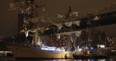 Colisiona un barco de la Armada mexicana contra un puente de Nueva York