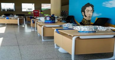 Dotan de equipos, mobiliario y uniformes a escuelas de Anzoátegui