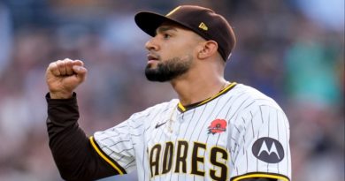 Robert Suárez suma su salvado 17 de la temporada