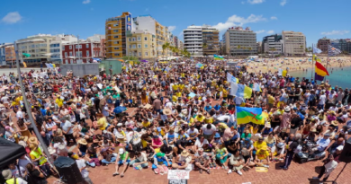 Miles de personas protestan contra el turismo masivo en las Islas Canarias