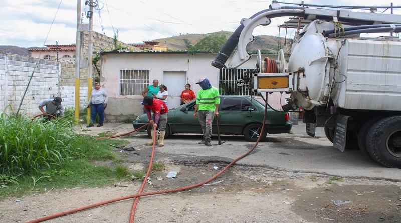 gobierno-atiende-aguas-servidas-comunidad-simon-bolivar