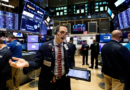 Wall Street abre en rojo por rebaja de calificación de deuda de EE. UU.