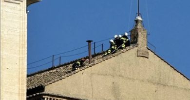 Vaticano instala chimenea para anunciar decisiones del cónclave