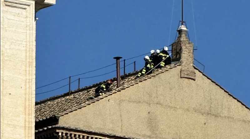 Vaticano instala chimenea para anunciar decisiones del cónclave