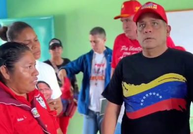 Candidato Neil Villamizar lidera asamblea con líderes comunitarios