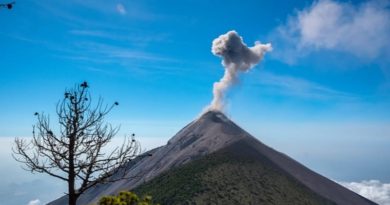 Volcán de Fuego mantiene erupción en Guatemala