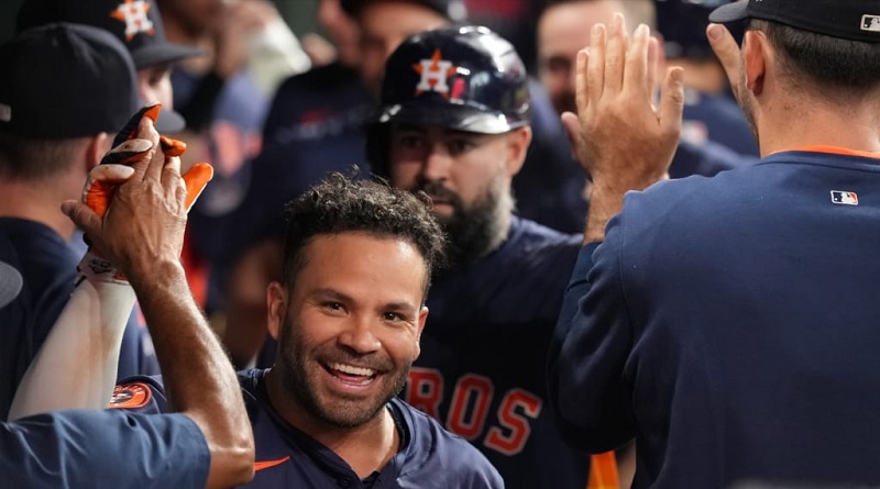José Altuve pega jonrón 13 contra los Cachorros de Chicago