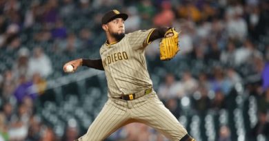 Robert Suárez sumó otro salvado en la campaña con San Diego