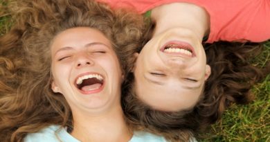 Conoce los cinco hábitos que sabotean la felicidad del ser humano