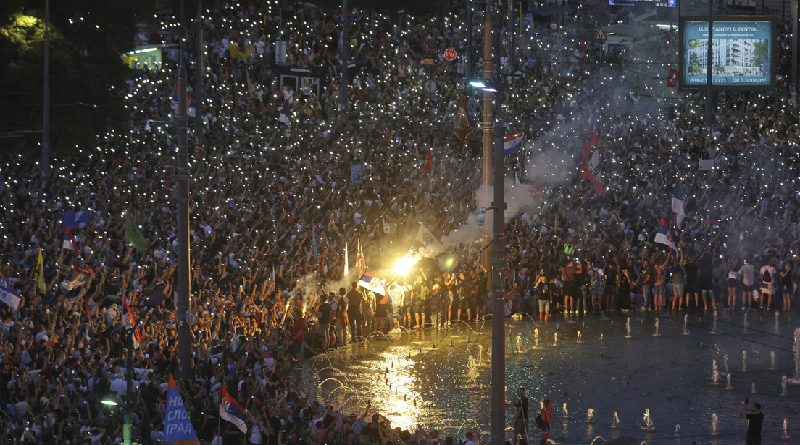 Reportan enfrentamientos entre la policía y manifestantes opositores en Serbia