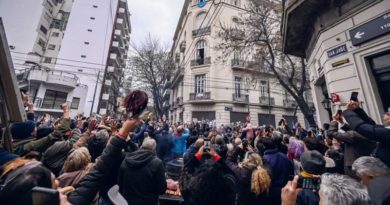 uez otorga prisión domiciliaria a Cristina de Kirchner para evitar marcha, pero la marcha va