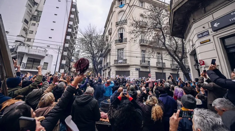 uez otorga prisión domiciliaria a Cristina de Kirchner para evitar marcha, pero la marcha va