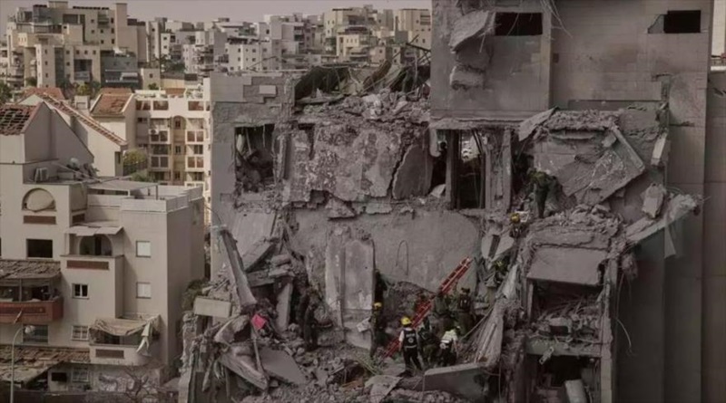 Un equipo de rescate trabaja entre escombros tras un ataque con misiles iraníes contra objetivos israelíes en Beersheba, 24 de junio de 2025. (Foto: AP)