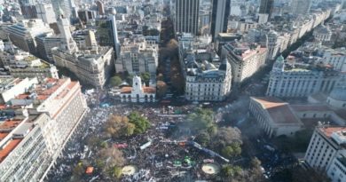 "Vamos a volver" dijo Cristina Kirchner al saludar marcha popular en Argentina