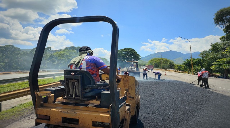 Aplican más de 400 toneladas de asfalto en tramos de autopistas en Carabobo