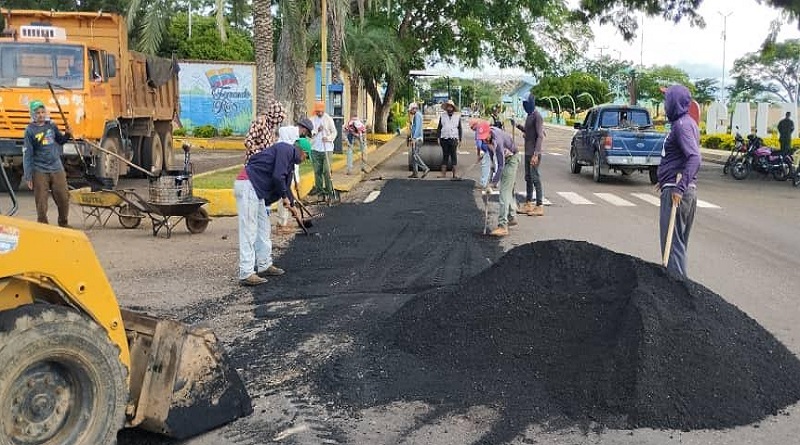 Colocan más de 130 toneladas de asfalto en Calabozo estado Guárico