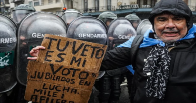 Jubilados sufren represión policial durante marcha frente al Congreso argentino