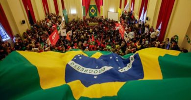 Manifestantes exhiben una gran bandera nacional brasileña en apoyo a la soberanía nacional, 25 de julio de 2025. (Foto: AFP)
