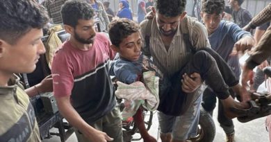 Los palestinos son trasladados al hospital Nasser en Jan Yunis después de ser heridos o asesinados por las fuerzas israelíes mientras intentaban conseguir comida, junio de 2025 (Foto agencias)