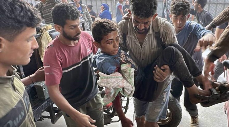 Los palestinos son trasladados al hospital Nasser en Jan Yunis después de ser heridos o asesinados por las fuerzas israelíes mientras intentaban conseguir comida, junio de 2025 (Foto agencias)