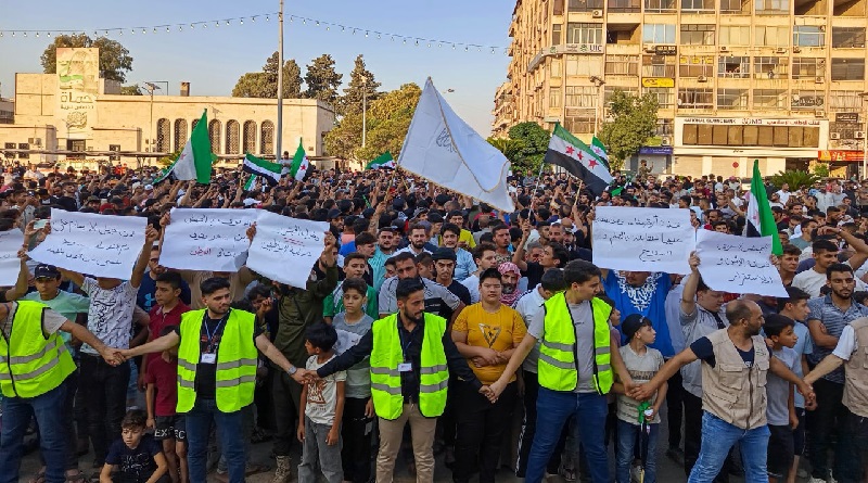 Masivas protestas en Hama y Latakia condenan ataques a Siria
