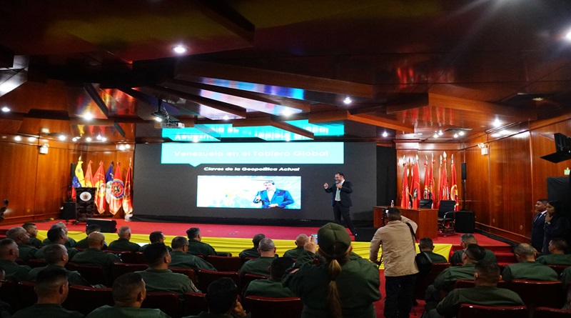 Clase magistral “Venezuela en el tablero global” dicta canciller Yván Gil a las FANB