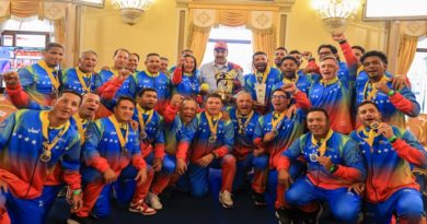 EN FOTOS | Campeones mundiales de Sóftbol comparten trofeo y alegrías con presidente Maduro