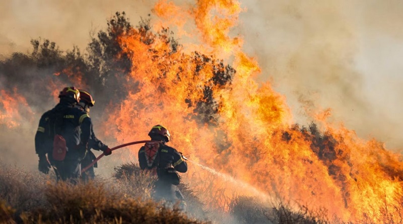evacuan-miles-personas-fuertes-incendios-forestales-grecia
