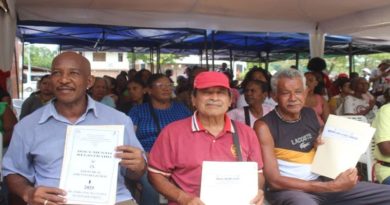 Habitantes de Mamporal dignificados con entrega de títulos de tierras urbanas
