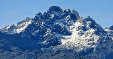 Pico Bolívar recibe a sus visitantes con su corona de nieve