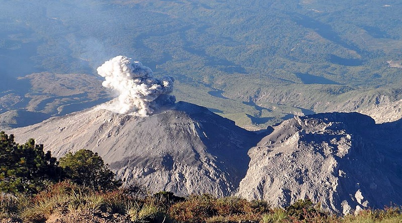 Volcán Santiaguito lanza cenizas a mil metros en Guatemala