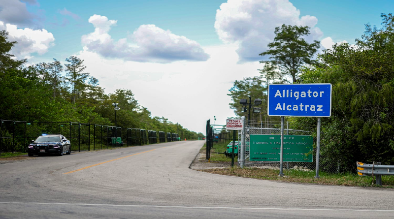 Jueza bloquea obras en el "Alligator Alcatraz" de Florida para migrantes