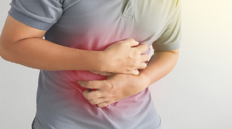 ¿Por qué se recomienda comer fruta hervida cuando se padece de intestino irritable?