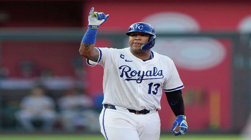 Salvador Pérez es retirado del lineup de Kansas City