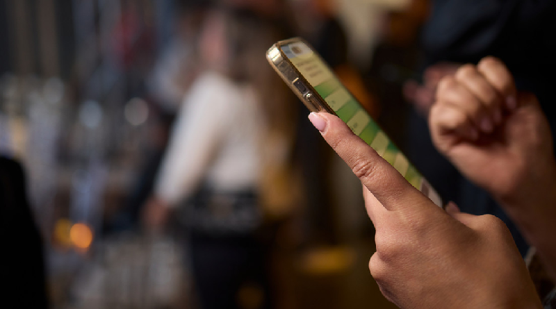 Aumento del uso de teléfonos inteligentes puede incrementar la visión doble