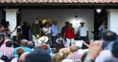 Ismael Querales y Milagros Figuera recibieron merecido homenaje con un "Bandolazo"