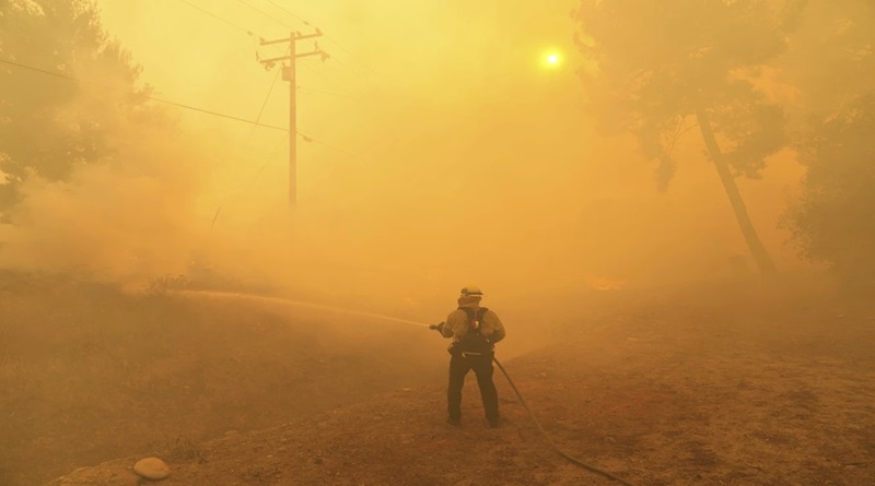 Bomberos luchan contra un incendio en Hasley Canyon, California, EE.UU., 7 de agosto de 2025 (marcio Jose Sanchez / AP)