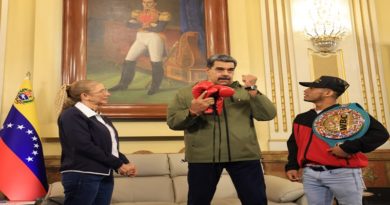 Presidente Maduro homenajea a campeón mundial minimosca Carlos Cañizales