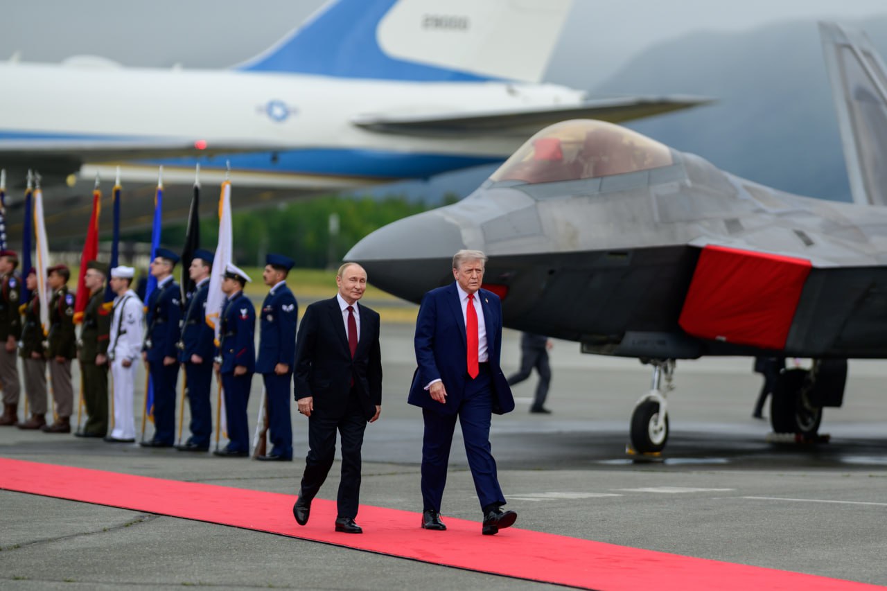 N FOTOS | Primeras imágenes publicadas del encuentro entre Putin y Trump en Alaska