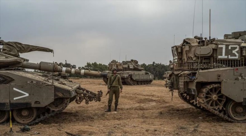 Un soldado israelí se encuentra en medio de tanques entre Israel y la Franja de Gaza (Foto agencias)