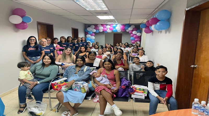 Favorecen a mujeres embarazadas con entrega de kits para bebé