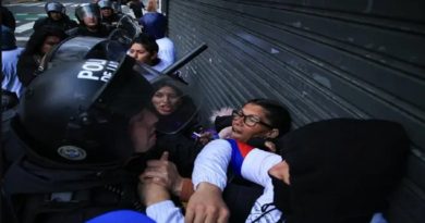 Policía de Argentina reprime a madre de víctima de feminicidio