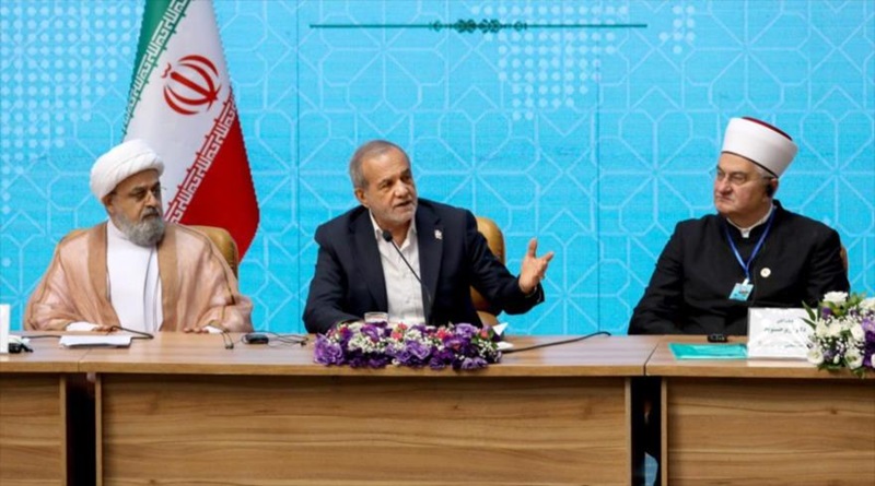 El presidente de Irán, Masud Pezeshkian (c), habla en la 39.ª Conferencia Internacional de Unidad Islámica en Teherán, 8 de septiembre de 2025. (Foto agencias)